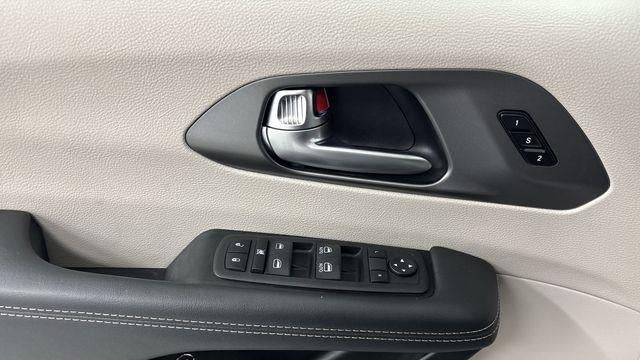 2023 Chrysler Pacifica Plug-In Hybrid Touring L