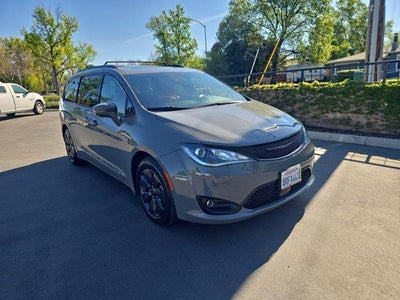 2020 Chrysler Pacifica Hybrid Limited Red S 4DR Mini-Van