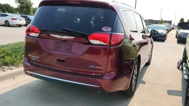 2020 Chrysler Pacifica Hybrid Limited Red S
