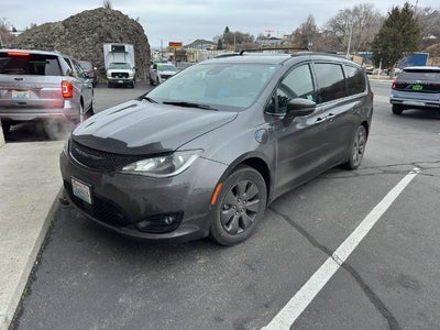 2020 Chrysler Pacifica Hybrid Limited Red S 4DR Mini-Van