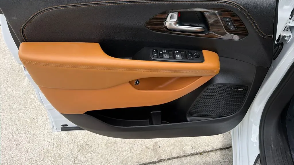 2023 Chrysler Pacifica Plug-In Hybrid Pinnacle
