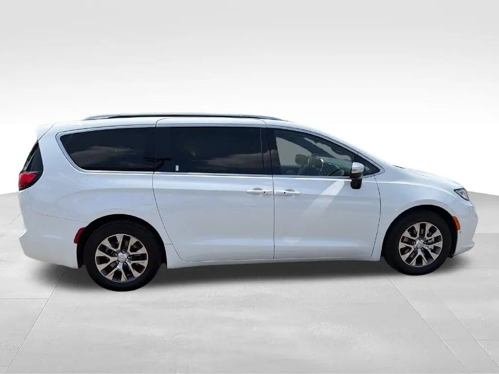 2026 Chrysler Pacifica - $42,895