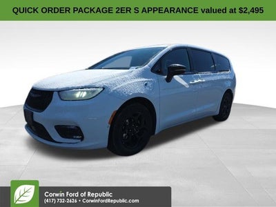 Photo of a 2024 Chrysler Pacifica Plug-In Hybrid Select 4DR Mini-Van for sale