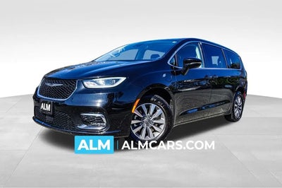 Photo of a 2024 Chrysler Pacifica Plug-In Hybrid Select 4DR Mini-Van for sale