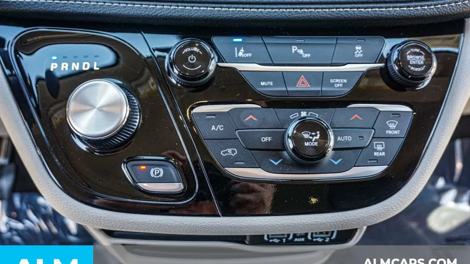 2024 Chrysler Pacifica Plug-In Hybrid Select