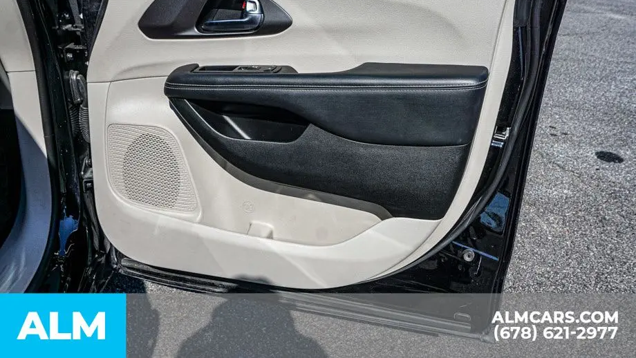 2024 Chrysler Pacifica Plug-In Hybrid Select