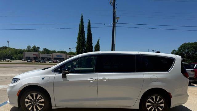2024 Chrysler Pacifica Plug-In Hybrid Road Tripper