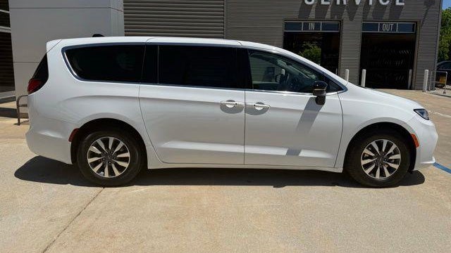 2024 Chrysler Pacifica Plug-In Hybrid Road Tripper