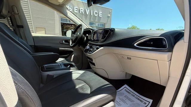 2024 Chrysler Pacifica Plug-In Hybrid Road Tripper
