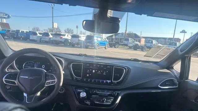 2025 Chrysler Pacifica Plug-In Hybrid Select