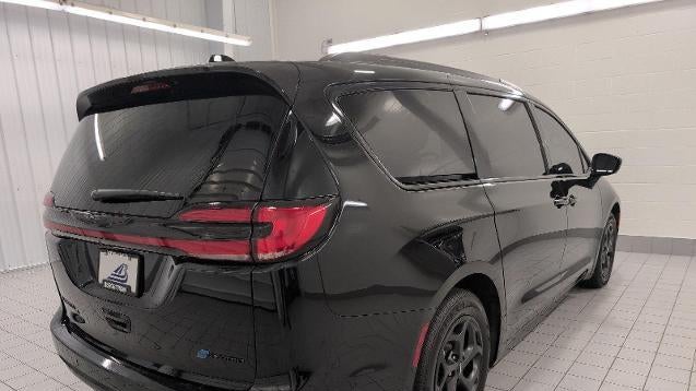 2025 Chrysler Pacifica Plug-In Hybrid Select