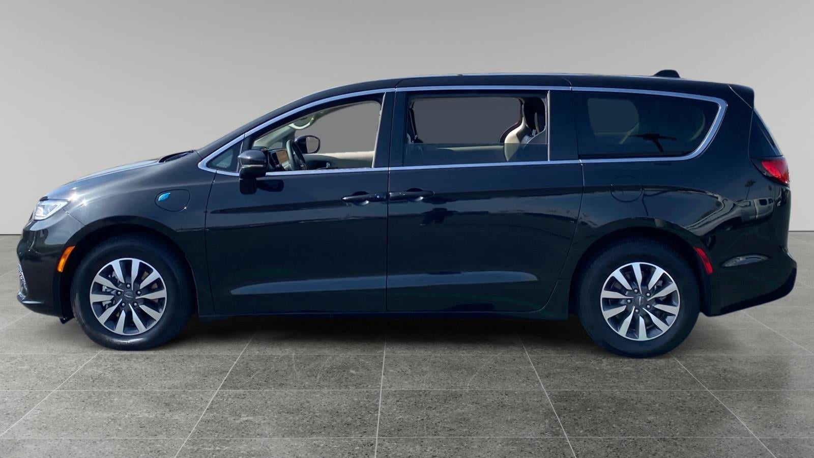 2024 Chrysler Pacifica Plug-In Hybrid Road Tripper