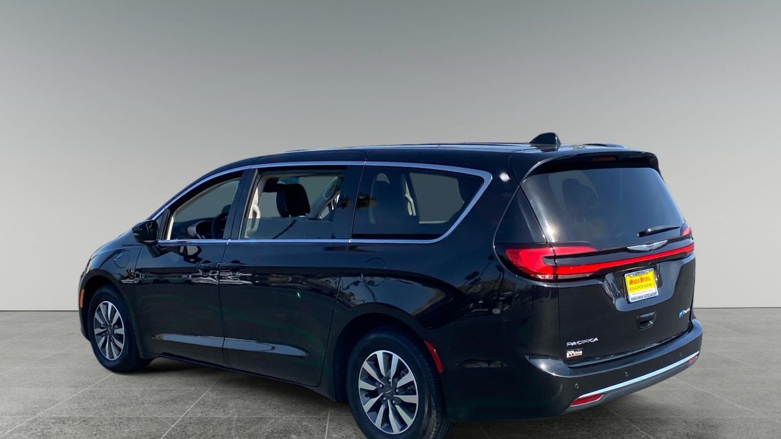 2024 Chrysler Pacifica Plug-In Hybrid Road Tripper