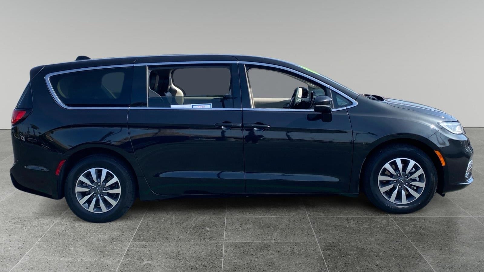 2024 Chrysler Pacifica Plug-In Hybrid Road Tripper
