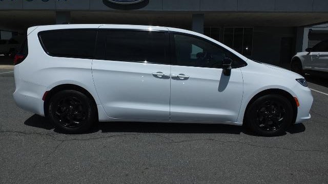 2024 Chrysler Pacifica Plug-In Hybrid Road Tripper