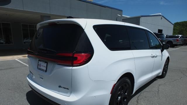 2024 Chrysler Pacifica Plug-In Hybrid Road Tripper