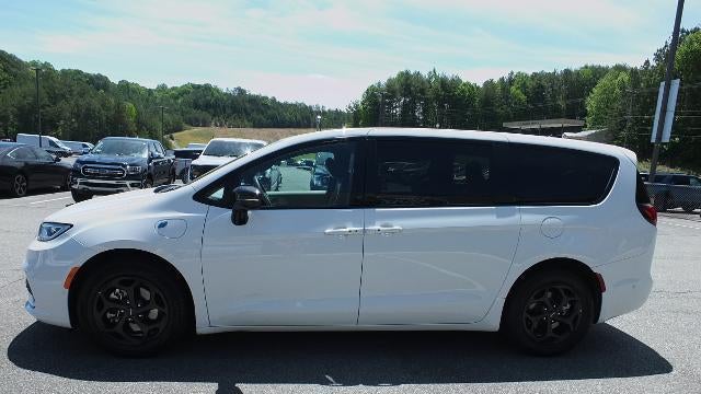 2024 Chrysler Pacifica Plug-In Hybrid Road Tripper