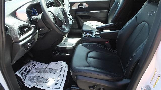 2024 Chrysler Pacifica Plug-In Hybrid Road Tripper