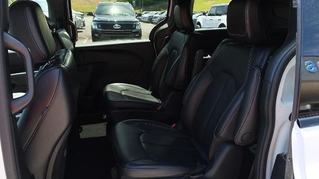 2024 Chrysler Pacifica Plug-In Hybrid Road Tripper