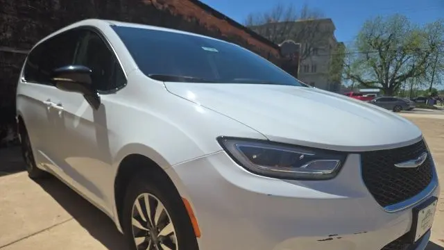 2024 Chrysler Pacifica Plug-In Hybrid Road Tripper