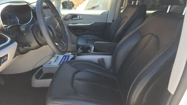 2024 Chrysler Pacifica Plug-In Hybrid Road Tripper