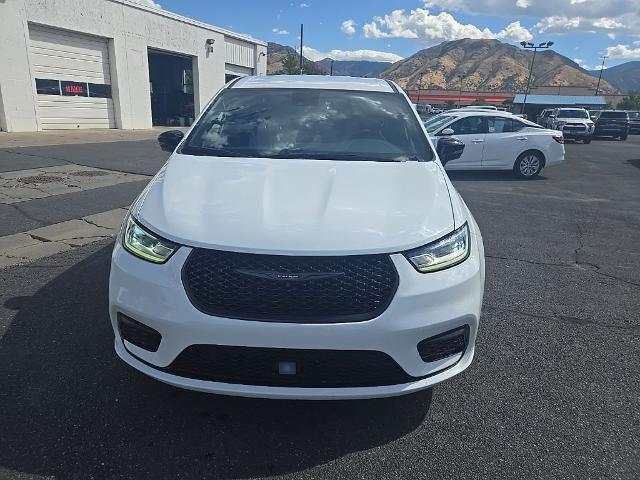 2024 Chrysler Pacifica Plug-In Hybrid Select — photo 1 of 12