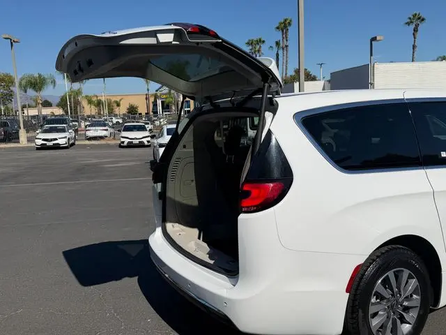 2024 Chrysler Pacifica - $19,598