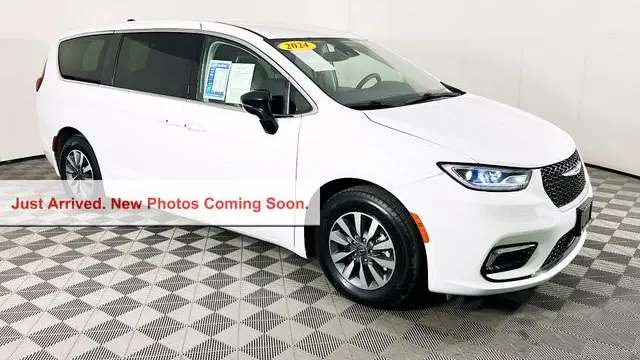 Preowned 2024 Chrysler Pacifica Plug-In Hybrid Premium S Appearance for Sale