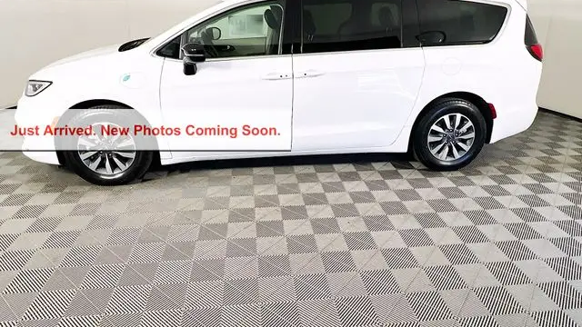 2024 Chrysler Pacifica Plug-In Hybrid Premium S Appearance