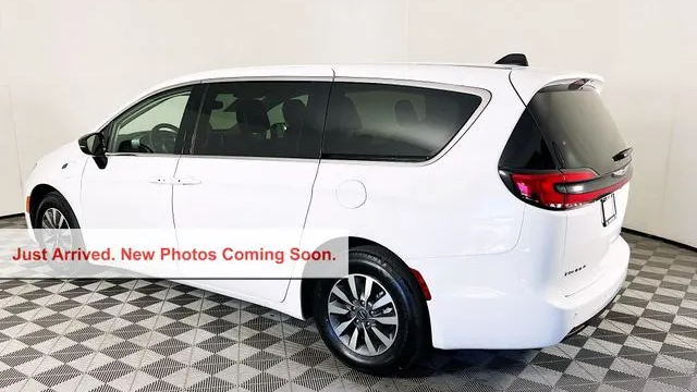 2024 Chrysler Pacifica Plug-In Hybrid Premium S Appearance