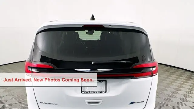 2024 Chrysler Pacifica Plug-In Hybrid Premium S Appearance