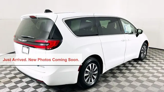 2024 Chrysler Pacifica Plug-In Hybrid Premium S Appearance