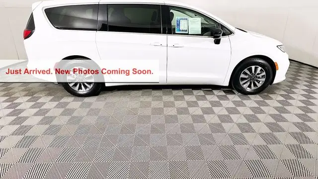 2024 Chrysler Pacifica Plug-In Hybrid Premium S Appearance