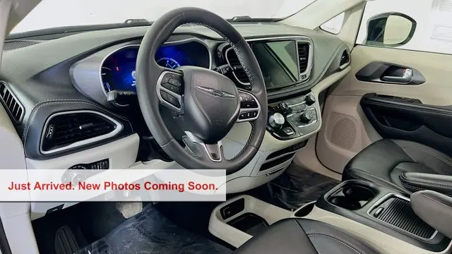 2024 Chrysler Pacifica Plug-In Hybrid Premium S Appearance