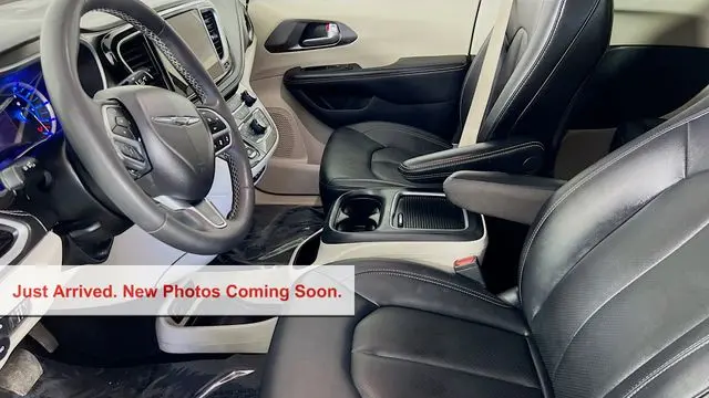 2024 Chrysler Pacifica Plug-In Hybrid Premium S Appearance