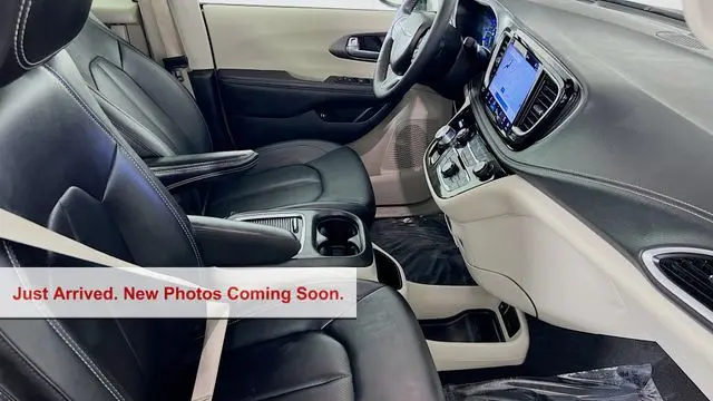 2024 Chrysler Pacifica Plug-In Hybrid Premium S Appearance