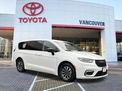 Photo of a 2024 Chrysler Pacifica Plug-In Hybrid Select 4DR Mini-Van for sale