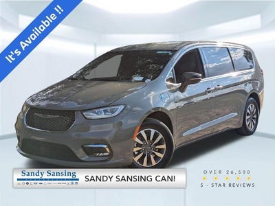 Photo of a 2025 Chrysler Pacifica Plug-In Hybrid Select 4DR Mini-Van for sale
