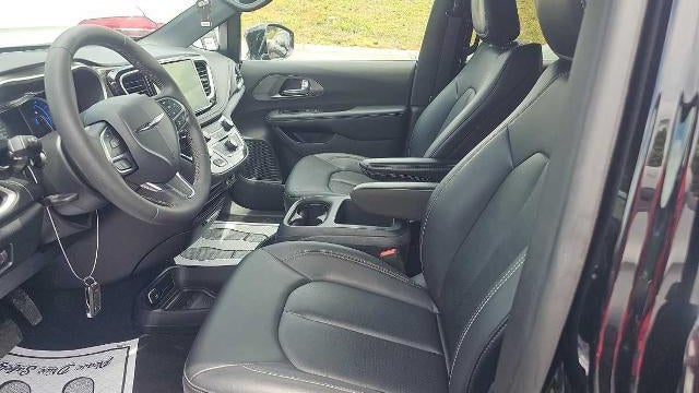 2025 Chrysler Pacifica Plug-In Hybrid Select