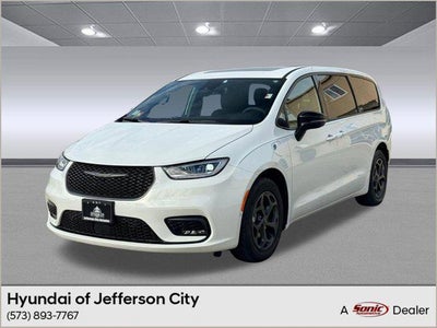 Photo of a 2023 Chrysler Pacifica Plug-In Hybrid Limited 4DR Mini-Van for sale