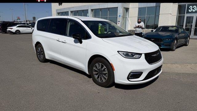 Preowned 2024 Chrysler Pacifica Plug-In Hybrid Select for Sale