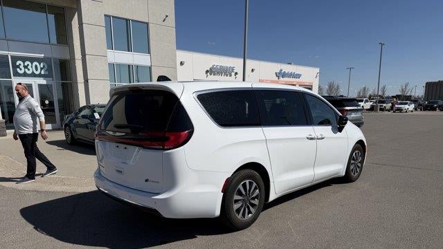 2024 Chrysler Pacifica Plug-In Hybrid Select