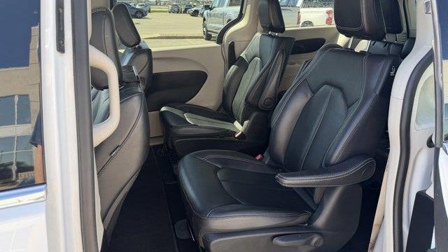 2024 Chrysler Pacifica Plug-In Hybrid Select