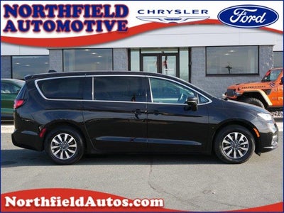 Photo of a 2024 Chrysler Pacifica Plug-In Hybrid Select 4DR Mini-Van for sale