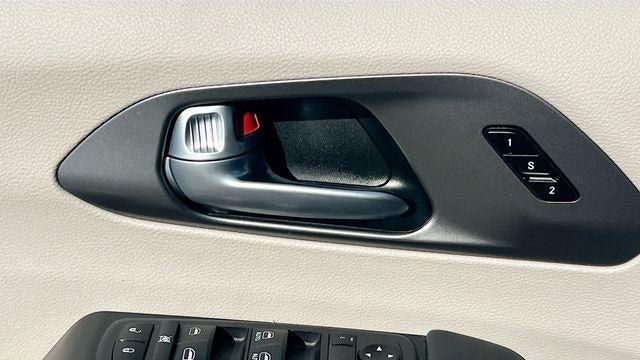 2024 Chrysler Pacifica Plug-In Hybrid Select