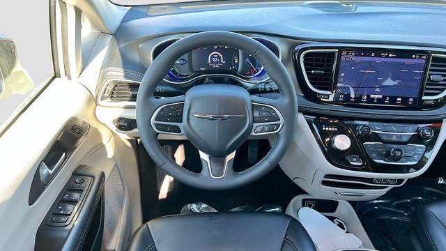 2024 Chrysler Pacifica Plug-In Hybrid Select