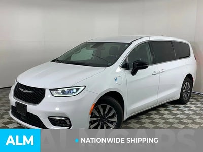 Photo of a 2024 Chrysler Pacifica Plug-In Hybrid Select 4DR Mini-Van for sale