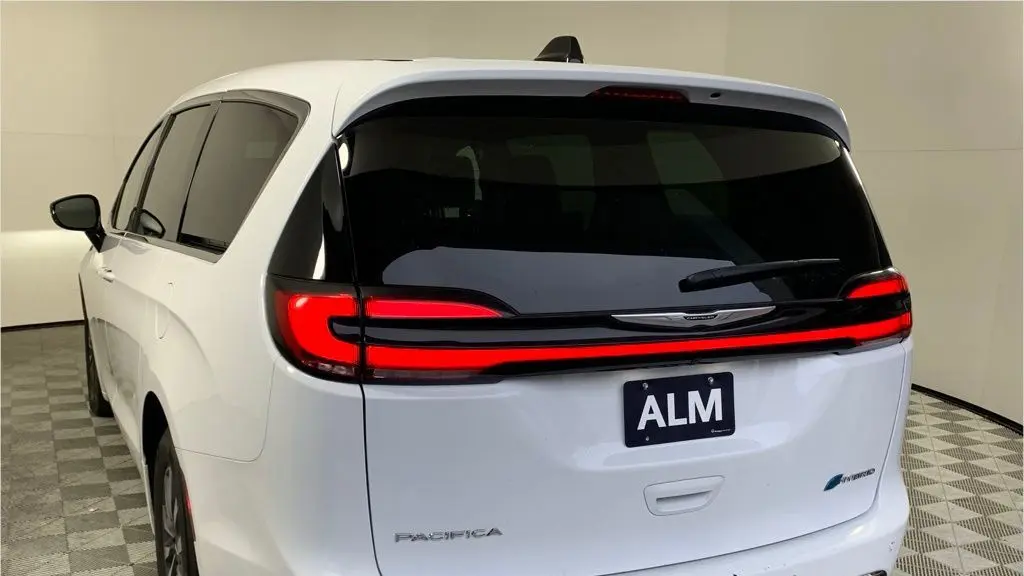 2024 Chrysler Pacifica Plug-In Hybrid Select