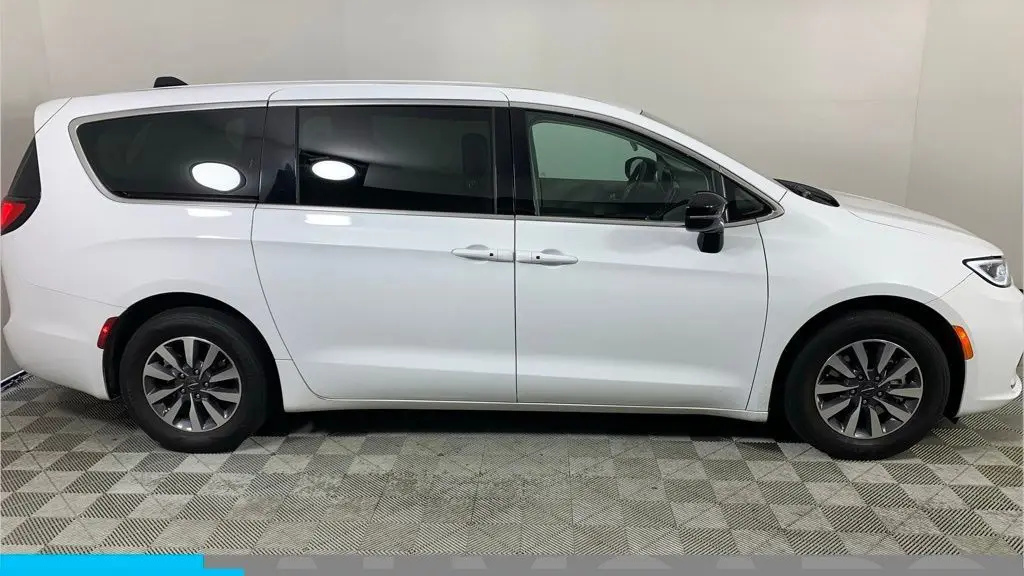 2024 Chrysler Pacifica Plug-In Hybrid Select