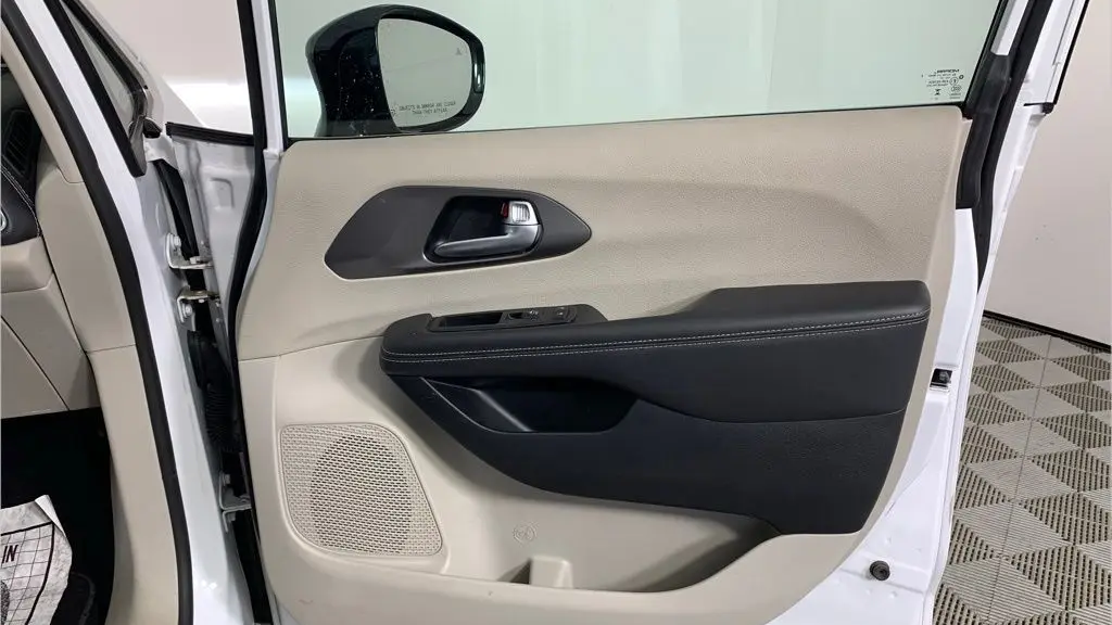 2024 Chrysler Pacifica Plug-In Hybrid Select